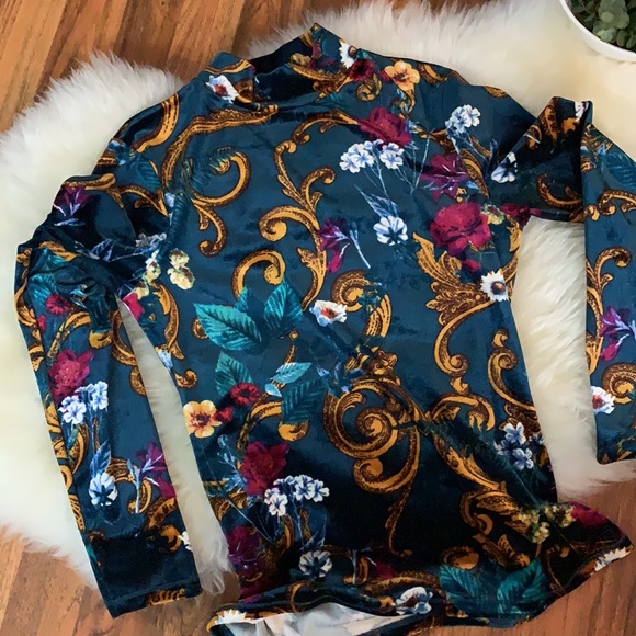 Beautiful Guess blouse - Picture 2 of 3